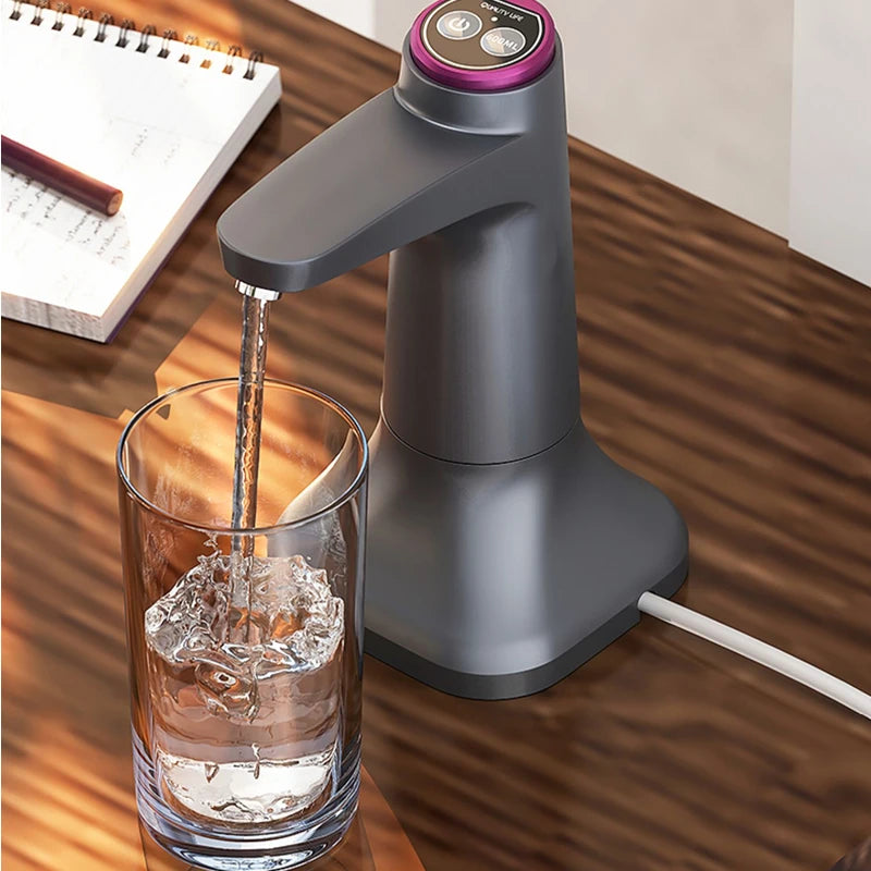 Dispensador de agua automático con bomba eléctrica, control por botón y carga USB.