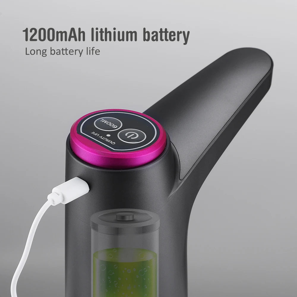 Dispensador de agua automático con bomba eléctrica, control por botón y carga USB.