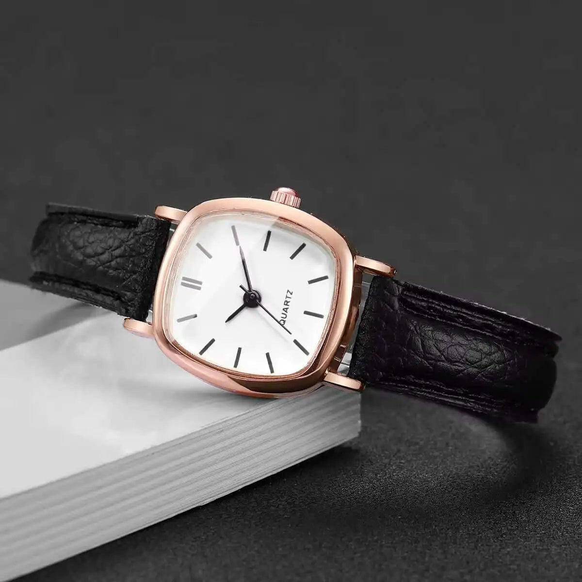 Reloj de cuarzo vintage con esfera cuadrada estilizada