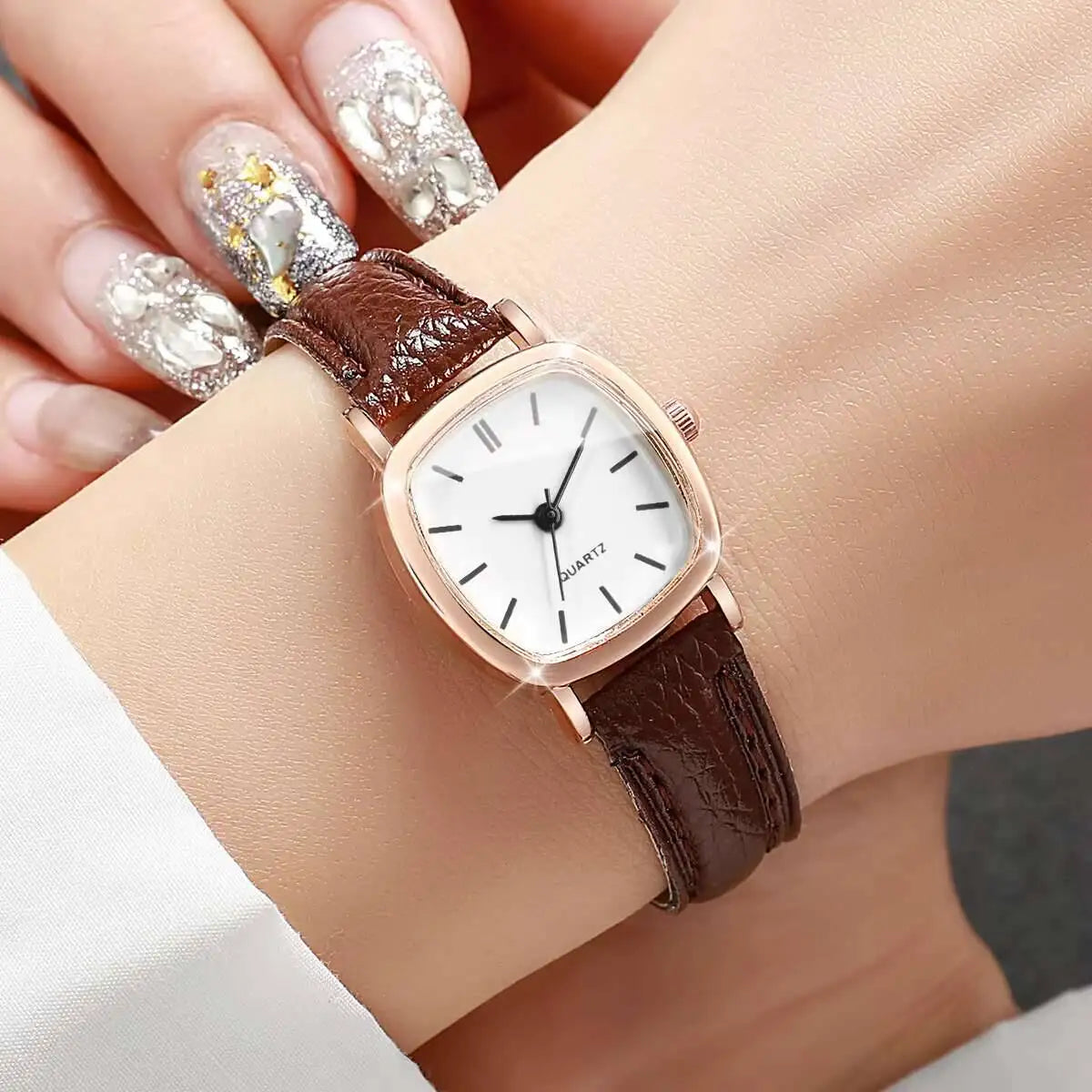 Reloj de cuarzo vintage con esfera cuadrada estilizada